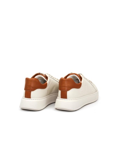 SNEAKER LARRY